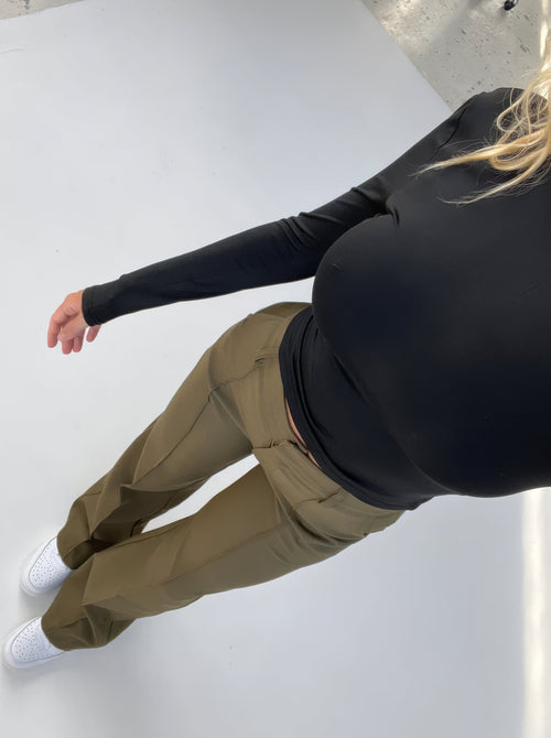 High-Waist Trousers with Straight Legs – Versatile and Comfortable Pants for Any Occasion 4