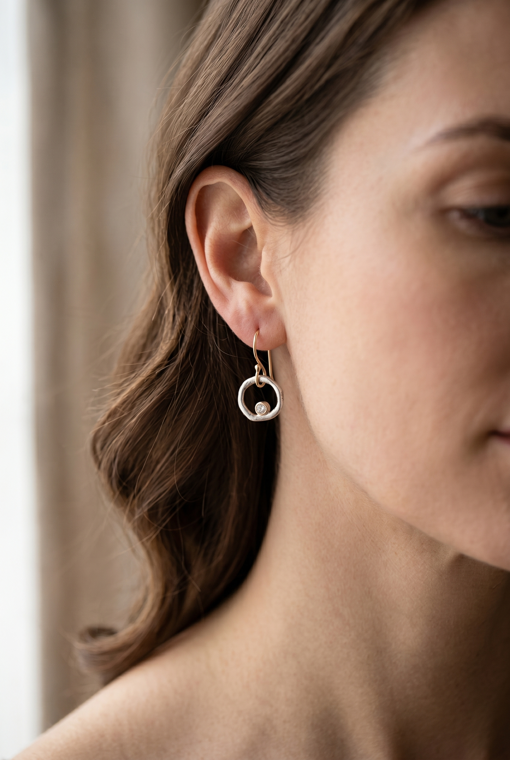 Vrouw met vintage zirconia drop oorbel - editorial close-up